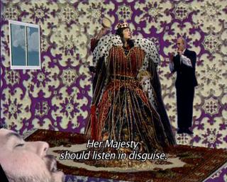 Surreale Collage mit der Sängerin Hermoine Zittlau als Königin in prunkvollem Rot-Gold-Kleid und Hermelinmantel vor einer violett-beigen Tapete. Links ein kleines Fenster, rechts der Gebärdensprachpoet Gunter Trube als königlicher Berater, dessen Größe und Pose ihn vom Raum losgelöst wirken lassen. Am unteren linken Rand ein angeschnittenes Gesicht mit geöffnetem Mund. Eingeblendet der Untertitel: „Her Majesty should listen in disguise“ [Du musst Dich umkleiden und zuhören].