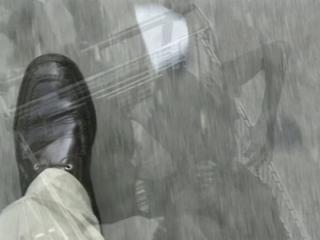 Zwei Bildmotive sind übereinandergelegt. Dominant erscheint die Draufsicht auf den mit einem Mikrofon versehenen schwarzen Lederschuh des Künstlers, der über den Asphalt schreitet. Sein helles Hosenbein ist angeschnitten zu sehen. Weniger deutlich erkennbar sind spielende Schwarze Kinder, die in einem Einkaufswagen sitzend durch die Straßen des New Yorker Stadtteils Harlem rollen.