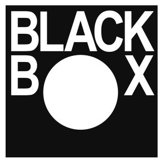 Schwarzes Quadrat mit weißer Aufschrift „Black Box“; das „O“ ist als großer, runder Kreis mittig im Quadrat gestaltet.