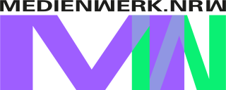 Logo des medienwerk.nrw mit einem stilisierten „M“ in Blau und einem „W“ in Grün, die sich teilweise überschneiden und zu einem gemeinsamen grafischen Zeichen verbinden.