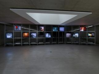 AUSSTELLUNGSANSICHT "BILDER GEGEN DIE DUNKELHEIT" FOTO © IVO FABER, VG BILD-KUNST BONN, 2016 AUSSTELLUNGSANSICHT "BILDER GEGEN DIE DUNKELHEIT" FOTO © IVO FABER, VG BILD-KUNST BONN, 2016