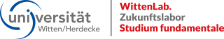 Logo der Universität Witten/Herdecke: Drei geschwungene blaue Linien bilden eine kreisartige Umrahmung nur um die Buchstaben „UNI“. Rechts daneben steht „Universität Witten/Herdecke“ in grauer Schrift. Darunter „WittenLab“ in roter Schrift, „Zukunftslabor“ in grauer Schrift und „Studium fundamentale“ in roter Schrift.