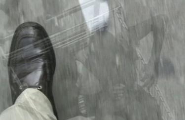 Zwei Bildmotive sind übereinandergelegt. Dominant erscheint die Draufsicht auf den mit einem Mikrofon versehenen schwarzen Lederschuh des Künstlers, der über den Asphalt schreitet. Sein helles Hosenbein ist angeschnitten zu sehen. Weniger deutlich erkennbar sind spielende Schwarze Kinder, die in einem Einkaufswagen sitzend durch die Straßen des New Yorker Stadtteils Harlem rollen.